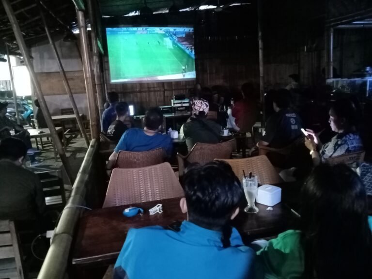 Serunya Nobar Indonesia Lawan Japan Di Warkop Bambu