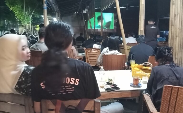 Skor 2-0, Warga Makassar Padati Warkop Nobar Timnas Indonesi