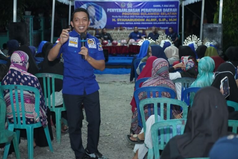 Saharuddin Alrif Serahkan Bantuan Alsintan ke Petani Sidrap