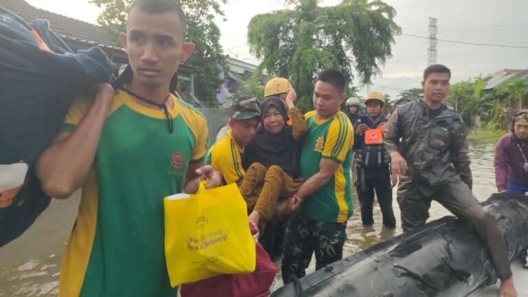 BRIGIF 3/TBS Gerak Cepat Bantu Warga Maros Terdampak Banjir