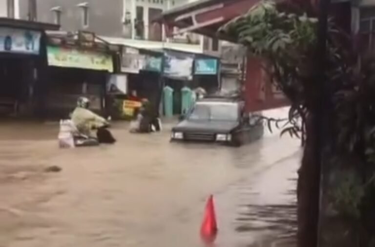 Waspada Makassar Dikepung Banjir