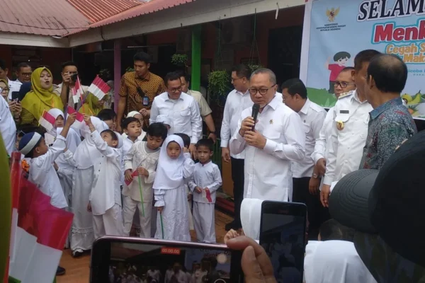 Menko Pangan, Zulkifli Hasan tinjau langsung penerapan MBG di Makassar. (Foto: Antaranews)