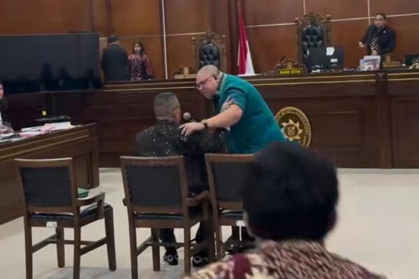 Razman Arif Buat Ricuh Sidang Pencemaran Nama Baik di PN Jakarta Utara, Hotman Paris: Tidak Percuma Saya Belajar Dasar Tinju. (FOTO: Tangkapan Layar)