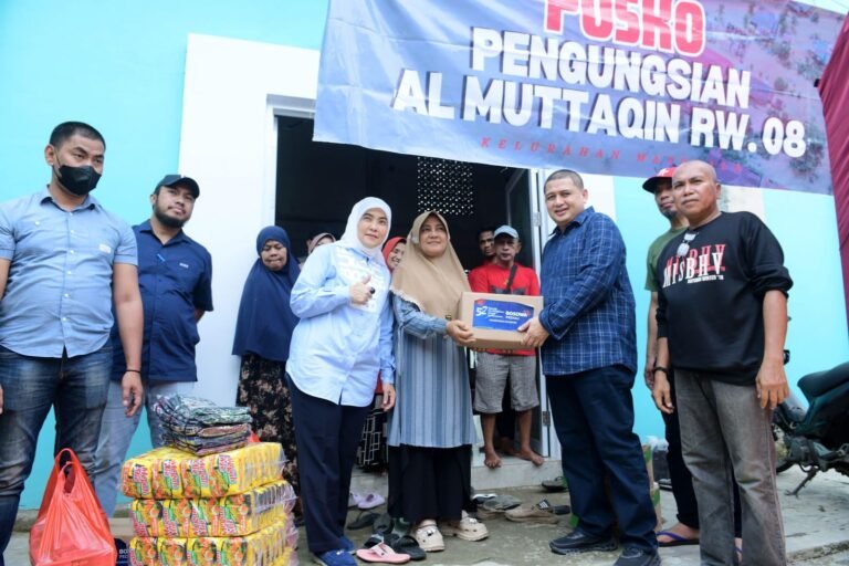 Bantu Korban Banjir Bersama Aliyah Mustika Ilham, Munafri Arifuddin Salurkan Bantuan di Kelurahan Manggala