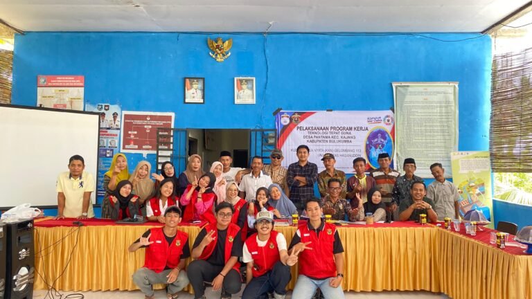 Inovasi Pertanian Berkelanjutan: Mahasiswa KKN-T Unhas Perkenalkan Alat Irigasi Tetes dari Botol Plastik di Desa Pantama