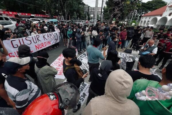 Gelar Aksi di PN Makassar Warga Bara-Barayya Tolak Penggusuran. (Foto: Tangkapan Layar IG @extra.exspose)