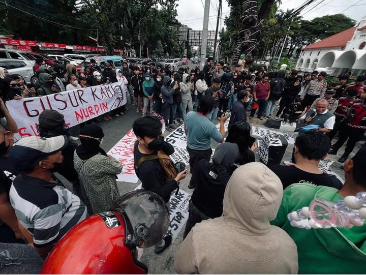 Gelar Aksi di PN Makassar Warga Bara-Barayya Tolak Penggusuran. (Foto: Tangkapan Layar IG @extra.exspose)