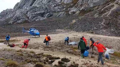 Pendakian Fiersa Besari ke Carstensz Berakhir Duka, Dua Pendaki Meninggal Dunia. (Foto: CNN Indonesia)