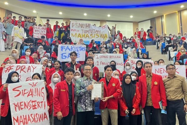 Mahasiswa Farmasi Unhas Berunjuk Rasa, Dekan: Tuntutan Sudah Diselesaikan Sebelum Aksi. (Foto: ist)