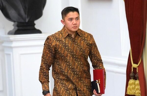 Kenaikan Pangkat Seskab Teddy Indra Wijaya Jadi Letkol Menuai Kritik, Dinilai Langgar Sistem Merit. (Foto: Laman seskab)