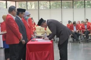 Rektor Unhas Lantik Pejabat Baru, Serahkan SK Profesor, dan Sambut Dosen Doktoral