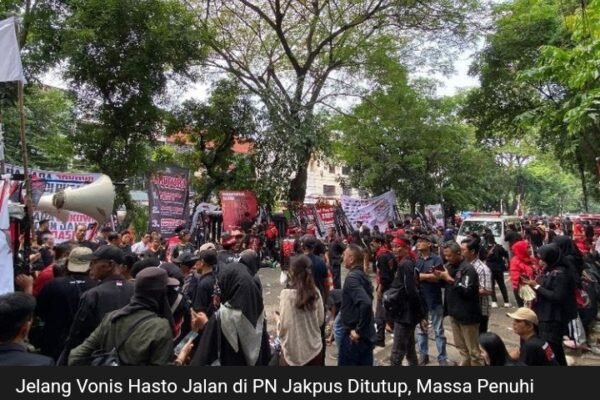 Massa Padati PN Jakpus, Jelang Vonis Hasto Kristiyanto