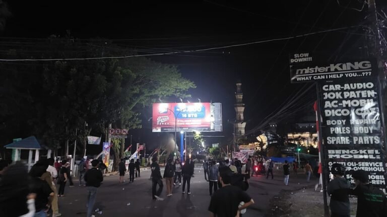 Ricuh! Aksi Tolak Kenaikan PBB-P2 di Bone Dibubarkan Gas Air Mata