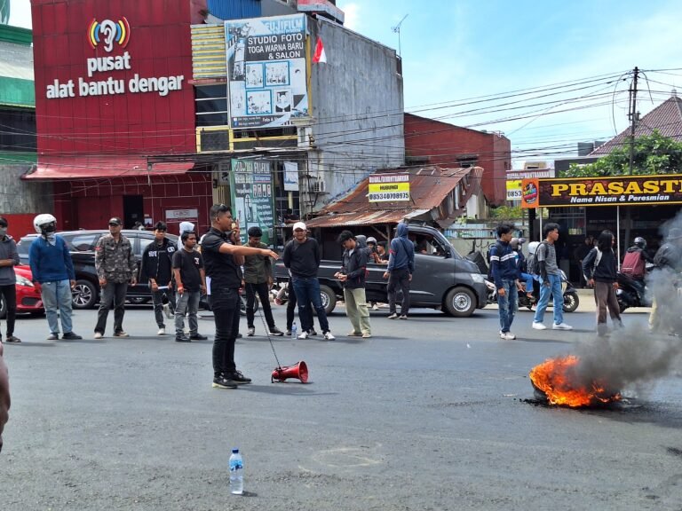 Aliansi Gerakan Mahasiswa Perintis Gelar Aksi di Pertigaan Tello, Suasana Sempat Memanas
