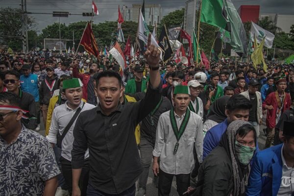Gelombang Aksi Massa: Dari Simbol Bangkai Tikus hingga Pelemparan Kotoran Sapi