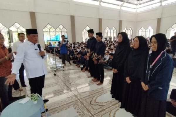Nurdin Halid Beri Hadiah Umrah Gratis untuk Santri Hafizh 30 Juz di Bone