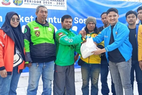 KNPI Makassar Salurkan 400 Paket Sembako untuk Driver Ojol
