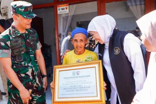 Khofifah Apresiasi Program Rutilahu di HUT ke-80 TNI: Bukti Sinergi TNI dan Pemprov Jatim untuk Rakyat