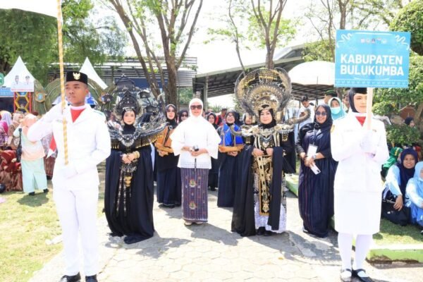 Herfida Muchtar Pimpin Defile PKK Bulukumba, Angkat Simbol Kesederhanaan dan Etos Kerja