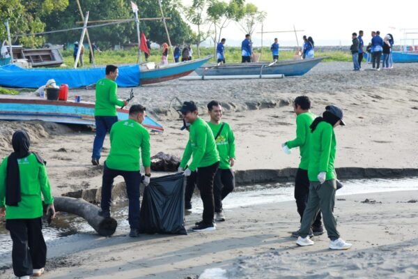 Aksi Bersih Pantai Warnai Festival Pinisi XV, 3,9 Ton Sampah Berhasil Dikumpulkan