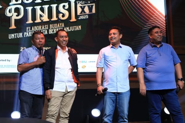 AIA, Chaidir Syam, dan Andi Mahyanto Eratkan Kebersamaan di Festival Pinisi XV Pantai Merpati Bulukumba