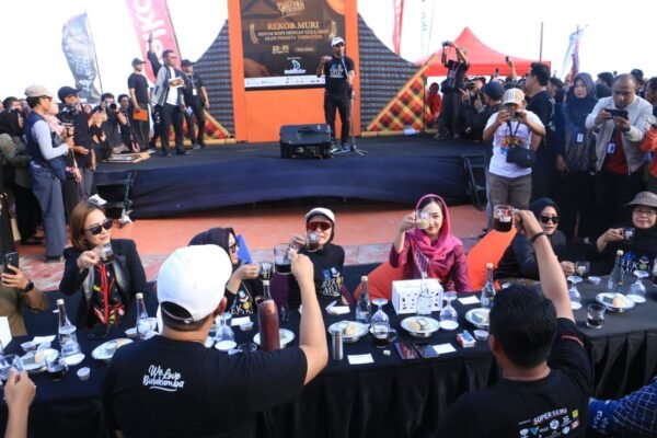Bulukumba Pecahkan Rekor MURI, Ribuan Peserta Ikut Minum Kopi dengan Gula Aren di Festival Pinisi 2025