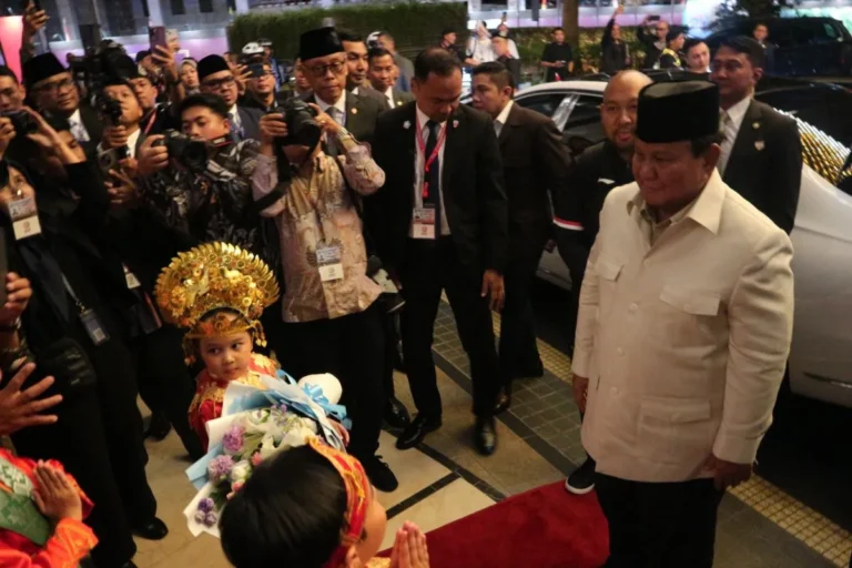 Presiden Prabowo Disambut Hangat Diaspora Indonesia Setibanya di Malaysia