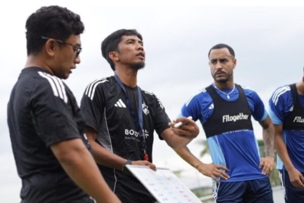 Ahmad Amiruddin Pusing Perbaiki Lini Belakang PSM Makassar yang Rapuh