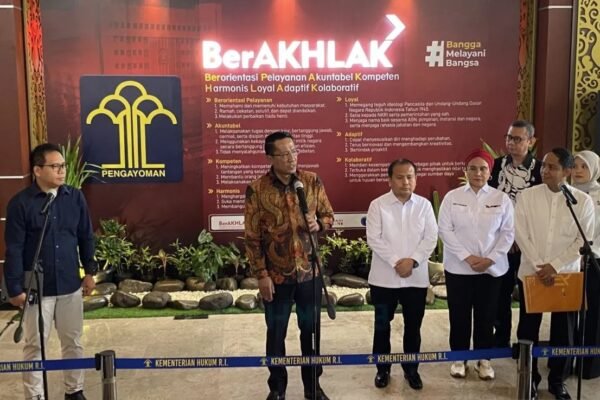 Menkum Supratman Serahkan SK Kepengurusan dan AD/ART Baru PSI