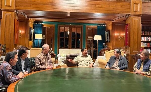 Prabowo bersama teman-teman pengusahanya. (Foto: Kompas)