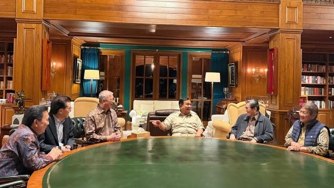 Prabowo bersama teman-teman pengusahanya. (Foto: Kompas)