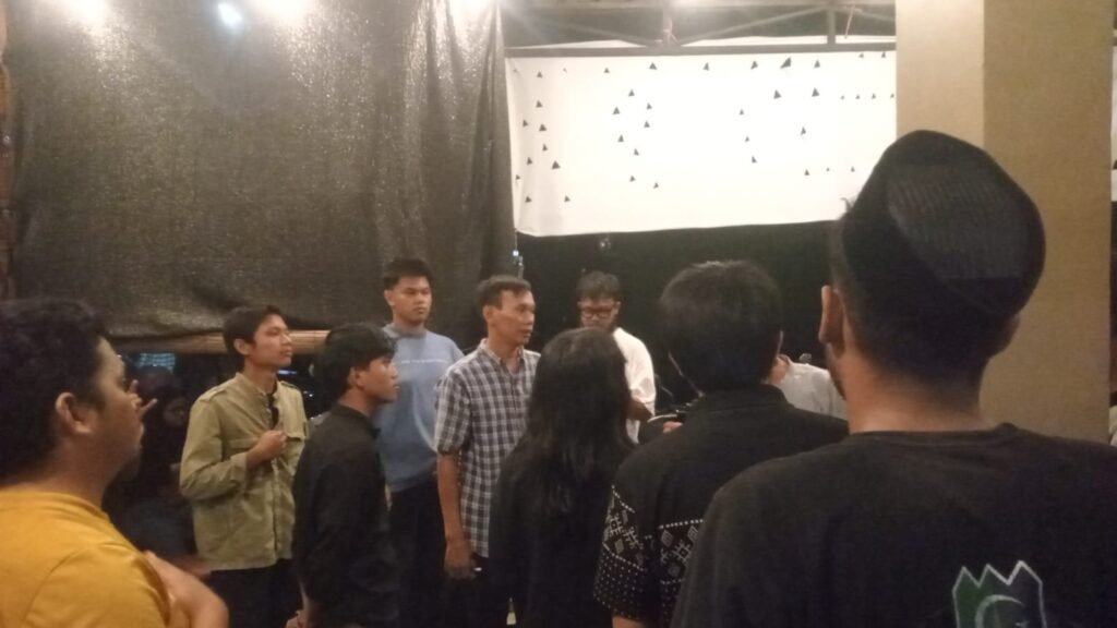 proses pembubaran oleh aparat polisi ke mahasiswa yang akan menggelar nobar film pesta babi