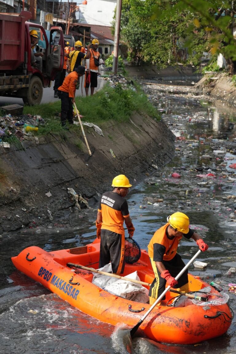 BPBD Makassar Bergerak Cepat Bersihkan Kanal Bara-Baraya Timur