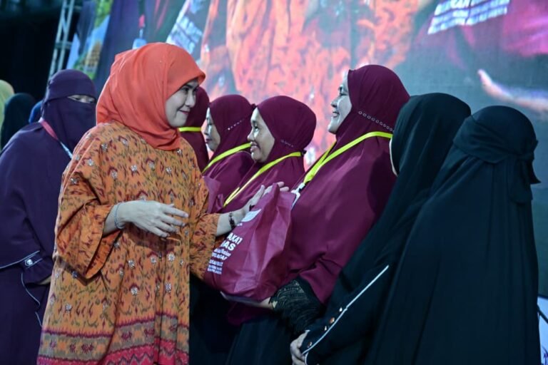 Wakil Wali Kota Makassar Serahkan Bantuan Pangan Gratis di Muktamar V Wahdah Islamiyah